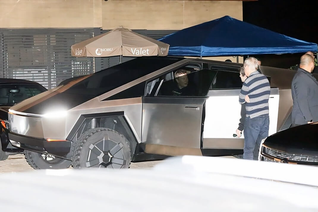 Ілон Маск на пікапі Tesla завітав до японського ресторану у LA Ілон Маск на пікапі Tesla завітав до японського ресторану у LA