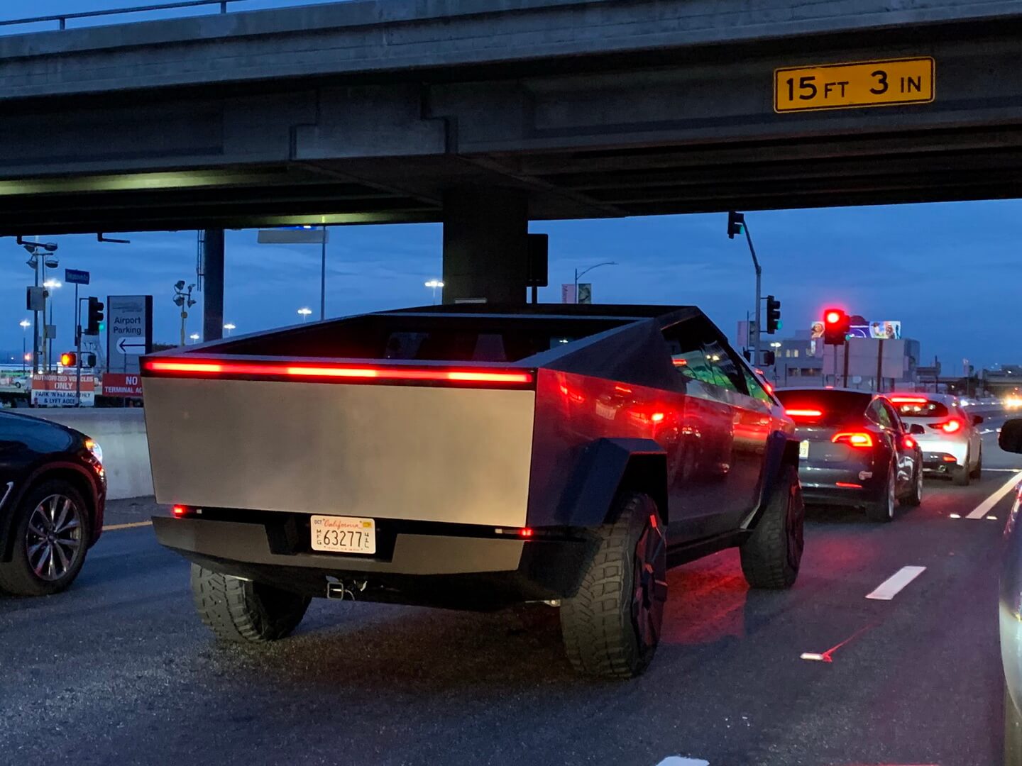Прототип Tesla Cybertruck помічений на громадських дорогах біля аеропорту Лос-Анджелеса Прототип Tesla Cybertruck помічений на громадських дорогах біля аеропорту Лос-Анджелеса